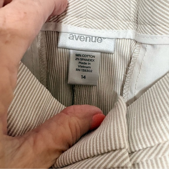 Avenue NWT striped capri pants with a cotton/spandex stretch blend. - Picture 3 of 9